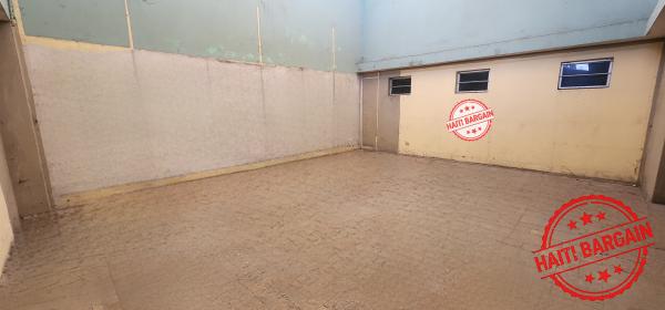 IMMEUBLE COMMERCIAL A LOUER / A VENDRE - ZONE: PETION-VILLE