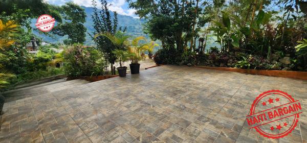 COMPLEXE D'APPARTEMENT INACHEVÉ A VENDRE, ZONE: THOMASSIN