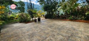 COMPLEXE D'APPARTEMENT INACHEVÉ A VENDRE, ZONE: THOMASSIN