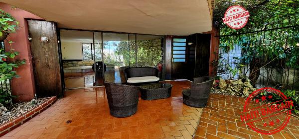 PROPRIÉTÉ AVEC 2 MAISONS À LOUER - Zone : Delmas 83