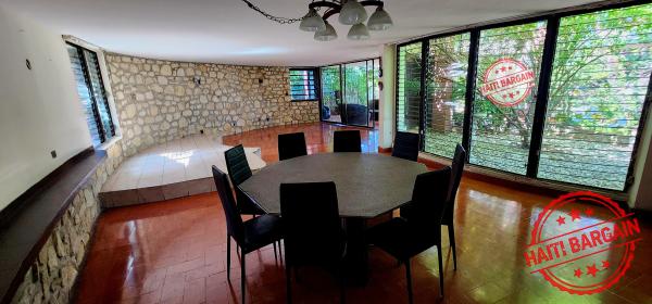 PROPRIÉTÉ AVEC 2 MAISONS À LOUER - Zone : Delmas 83