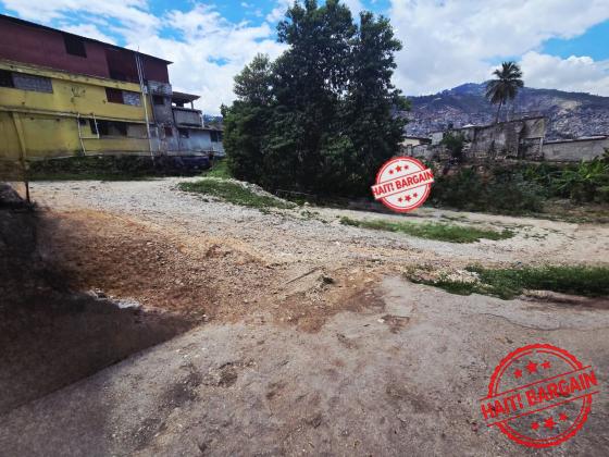 TERRAIN À VENDRE – PETION-VILE