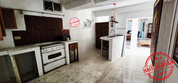 MAISON SÉPARÉE EN 2 APPARTEMENTS & 1 STUDIO À VENDRE - ZONE: PELERIN 3