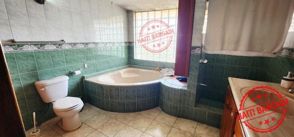 MAISON SÉPARÉE EN 2 APPARTEMENTS À VENDRE - ZONE: PELERIN 6